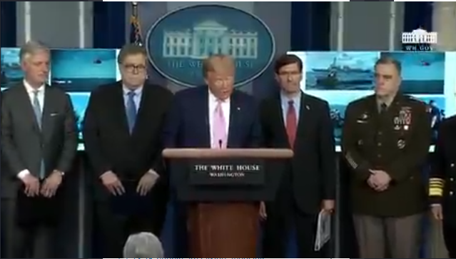 Screenshot von der erstenRede im weißem Huas mit dem White House Logo 