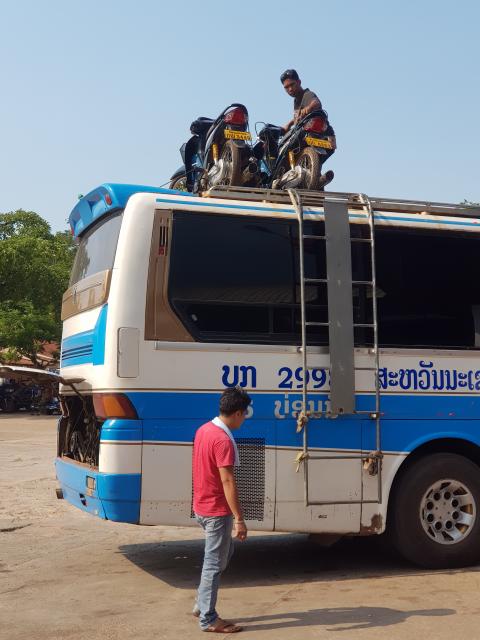 Laos Bus und seine Reisenden 